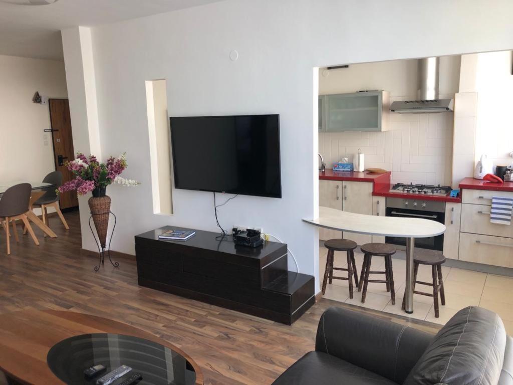 Sky Home Apartment Jabotinsky 8 Бат-Ям Экстерьер фото